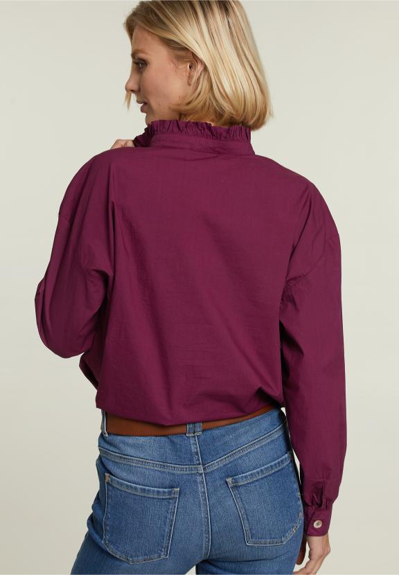 Blouse violette avec col à volants